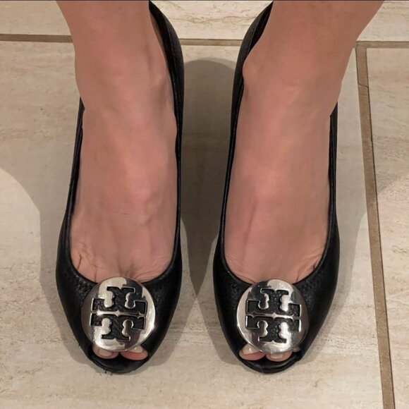Tory Burch Sally 2 Black Leather Peep Toe Wedges Heels Size 7.5 - Picture 2 of 13